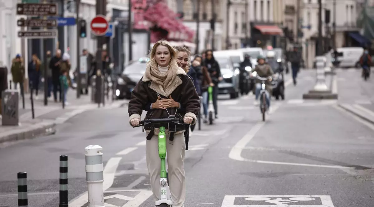 Parisul a interzis trotinetele electrice de închiriat, dar votul este criticat, iar operatorii spun că vor câștiga lupta pe termen lung