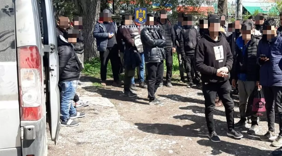 Doi bulgari, prinși cu 30 de migranţi într-un microbuz, la Fetești. Au fost arestați preventiv