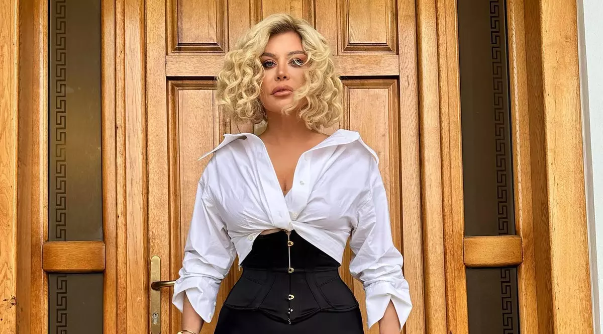 Loredana Groza, apariție controversată într-un club de la malul mării. Bărbații din public au aruncat cu bani, iar fanii au criticat-o dur. „E foamete”
