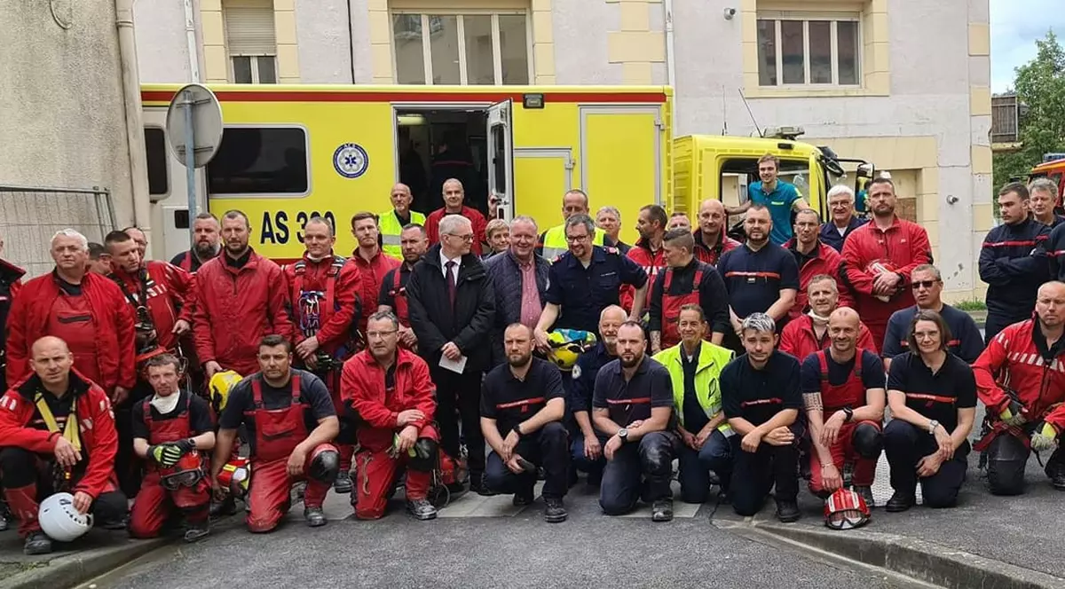 50 de pompieri, jandarmi și medici au reușit să scoată din casă o femeie de 391 de kilograme și să o ducă la spital, în Franța. Salvatorii au dărâmat pereții