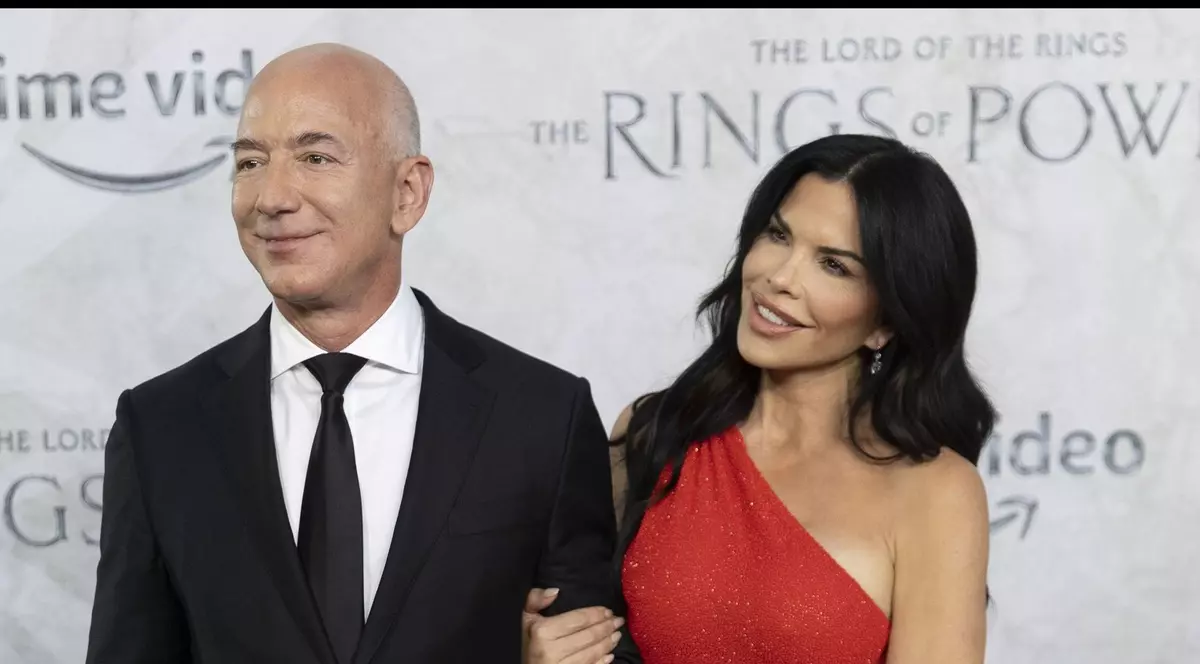 Jeff Bezos s-a logodit cu Lauren Sanchez. Cei doi au ajuns la Cannes, la festivalul de film, cu iahtul de 500 de milioane de dolari al miliardarului