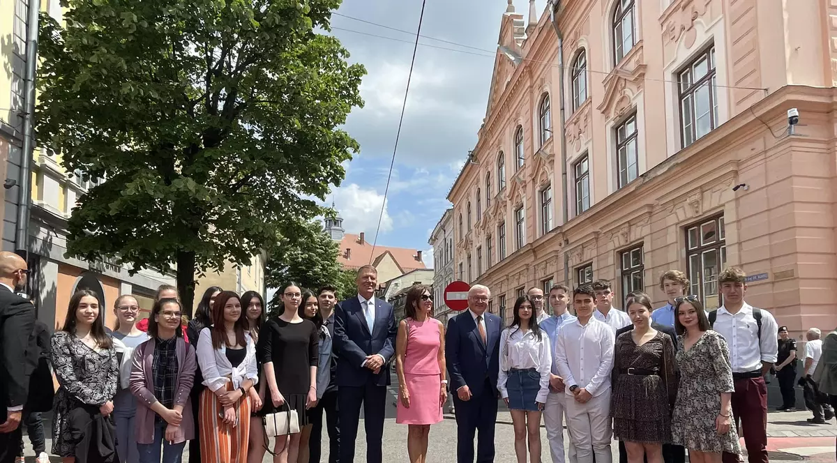 Klaus Iohannis, către elevii care îl așteptau pentru poză în Sibiu, alături de Carmen Iohannis: „Vedeți că până și greva are ceva avantaje”