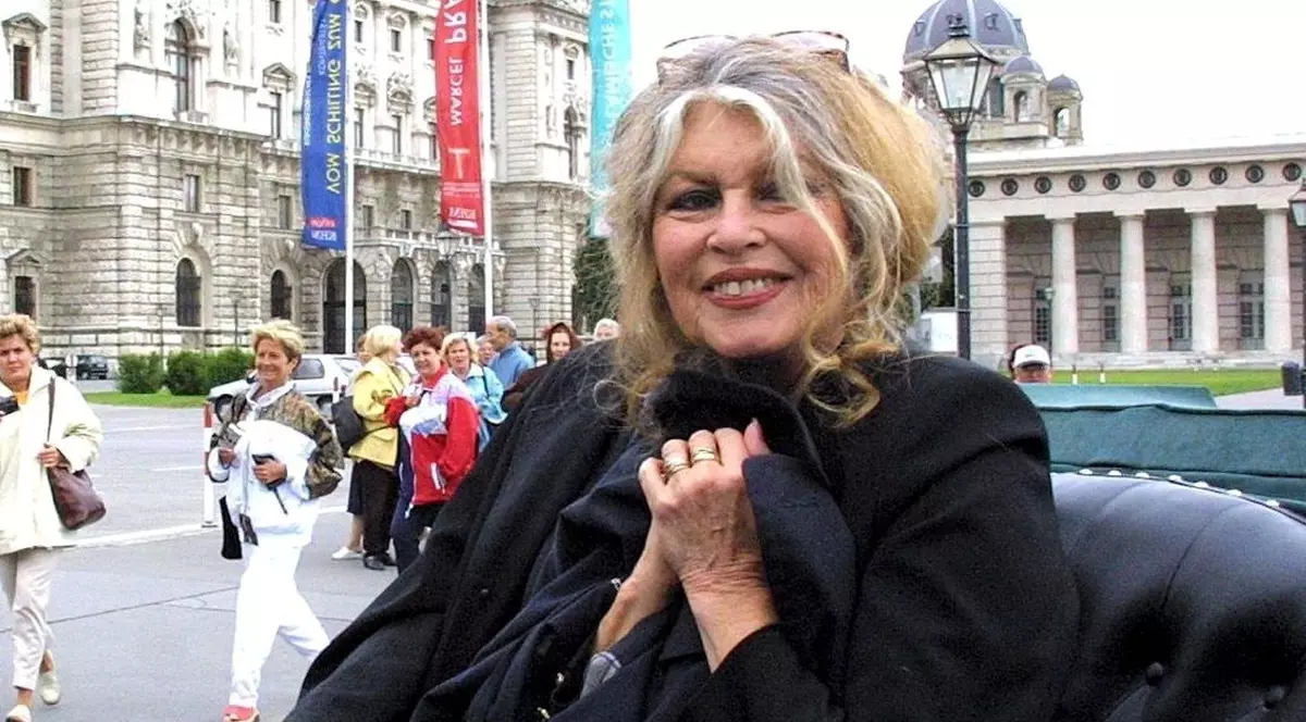 Brigitte Bardot a fost internată la Terapie Intensivă, cu „insuficiență respiratorie gravă”, dar a părăsit spitalul, împotriva sfaturilor medicilor