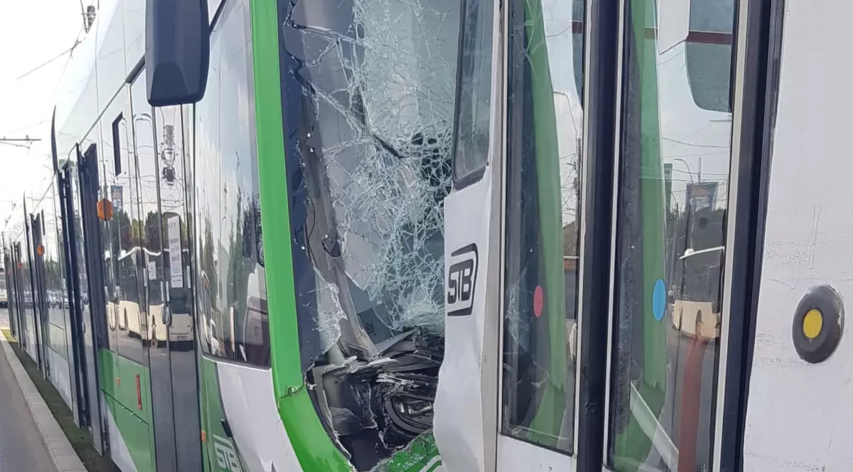 Două tramvaie s-au tamponat pe Şoseaua Giurgiului. Circulaţia pe liniile 7, 19 şi 25 a fost blocată temporar