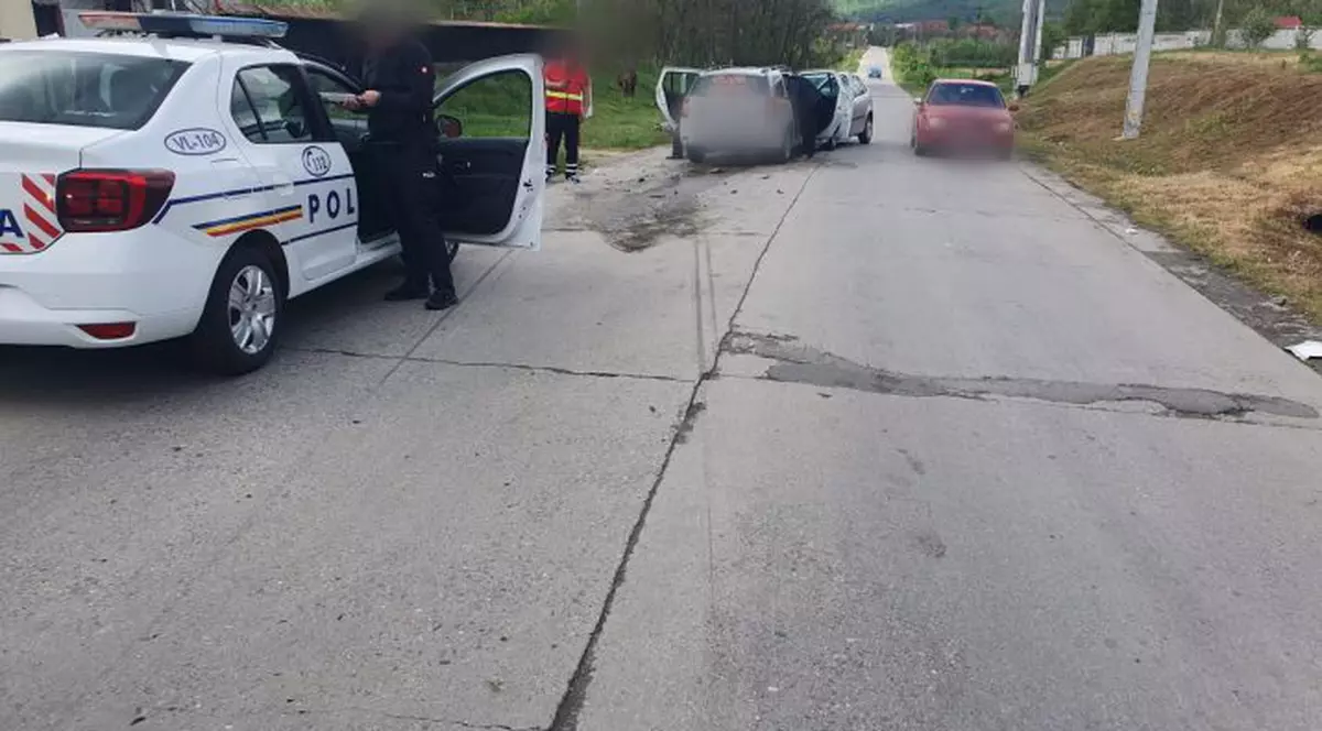 O ambulanță cu trei pacienți s-a lovit de o mașină în care se afla o gravidă, în Vâlcea. Cinci persoane au fost transportate la spital