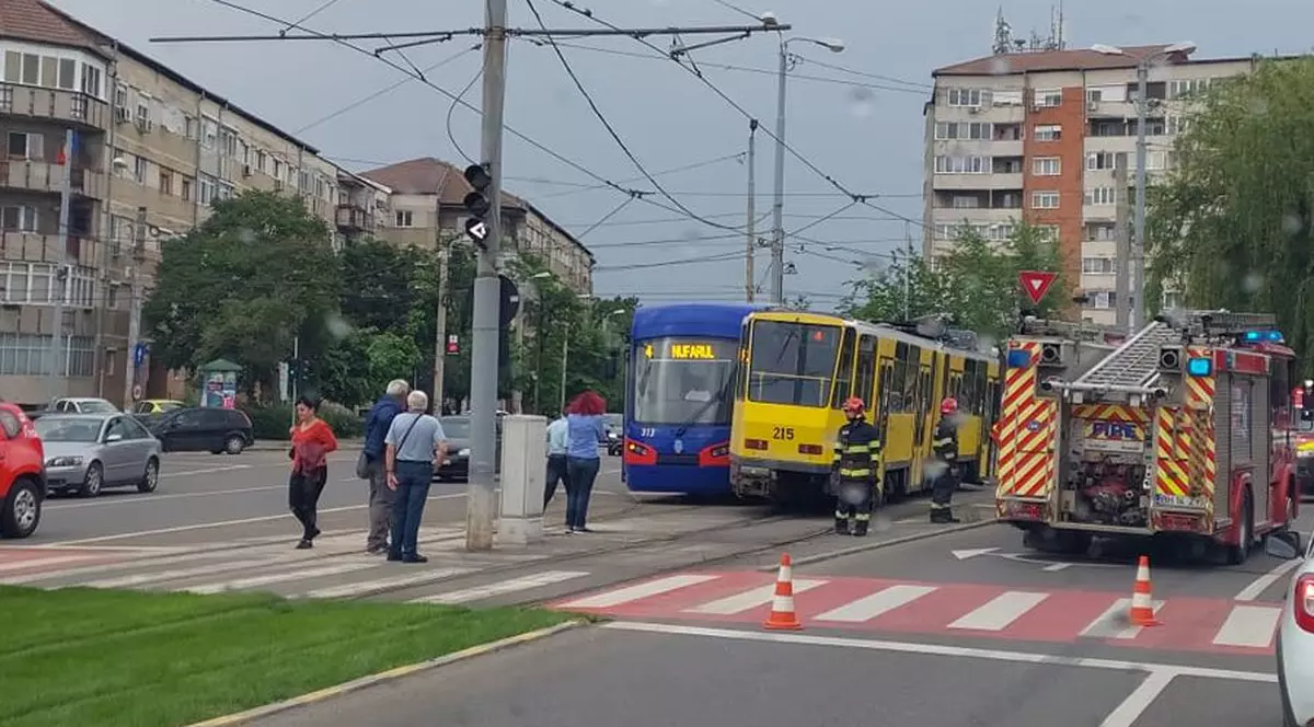 Accident între două tramvaie la Oradea. O persoană a fost rănită