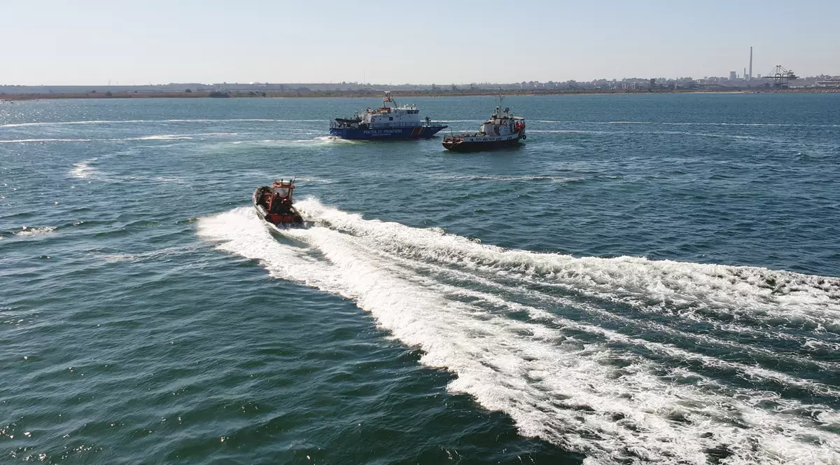 O șalupă a Poliției de Frontieră a luat foc în portul Drobeta-Turnu Severin. Trei persoane au fost rănite
