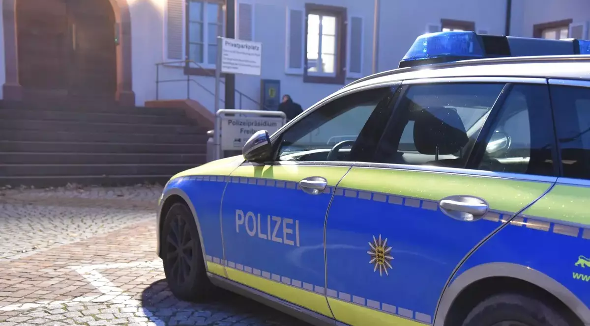 Un român a făcut accident, în Germania: „A coborât apoi de la volan cu o sticlă de bere în mână, s-a cățărat peste un gard și a fugit”