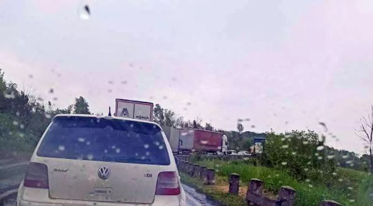 Două microbuze s-au ciocnit pe DN 68A, pe cea mai aglomerată șosea din Timiș. Doi oameni au fost răniți