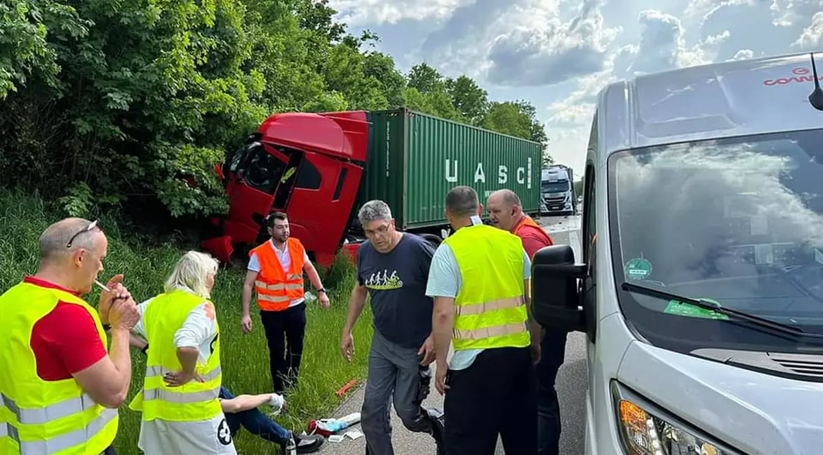 Un tânăr șofer român de TIR a salvat un coleg blocat în cabina care fumega, în Germania: „Țipam la el să se trezească, credeam că doarme”
