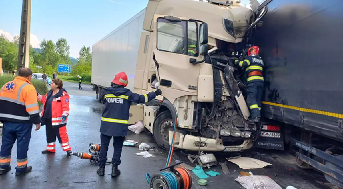 Un şofer bulgar de TIR a murit după ce autotrenul său s-a ciocnit cu un alt TIR condus de un ucrainean, la Plugova