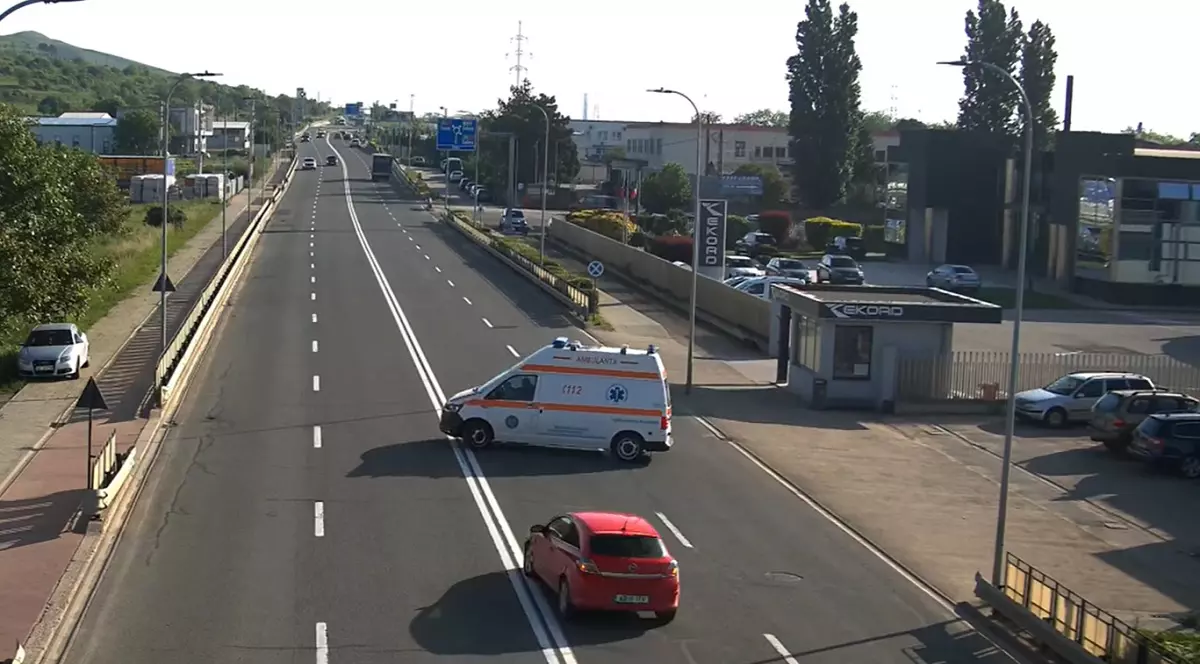 Momentul în care şoferul unei ambulanțe a întors pe linie dublă continuă și a fost lovit în plin de o șoferiță, în Alba. VIDEO
