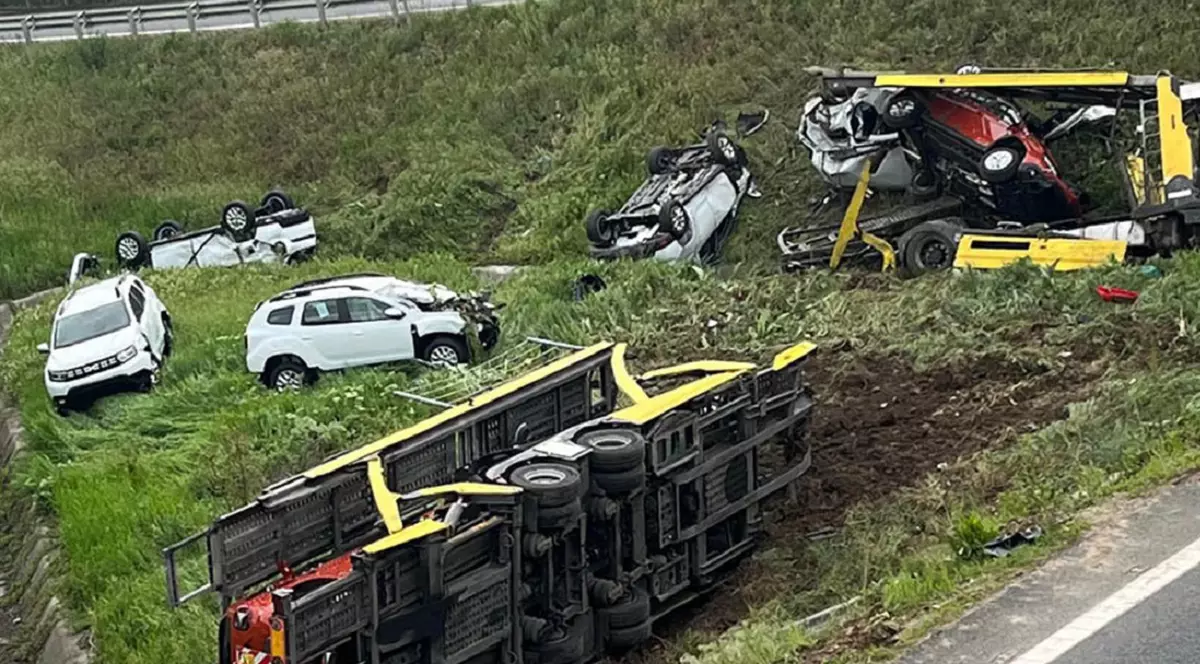 Dacii Duster împrăștiate pe câmp, la ieșirea de pe Autostrada Vestului, în Arad. Șoferul care le transporta pe platformă a murit la spital