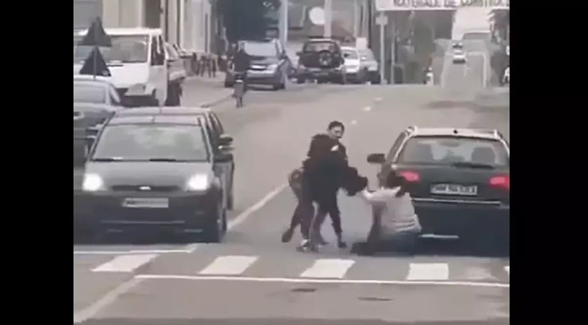 Trei femei au fost filmate cum coboară din mașini și își smulg părul din cap în mijlocul străzii, la Ocna Șugatag, în Maramureș