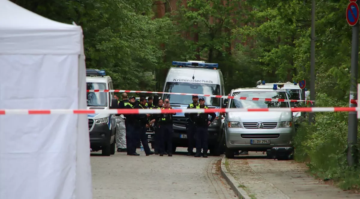 Un adolescent român a ajutat o fată de 14 ani și pe fratele ei să-și ucidă tatăl în stil mafiot, într-o parcare de la marginea Berlinului