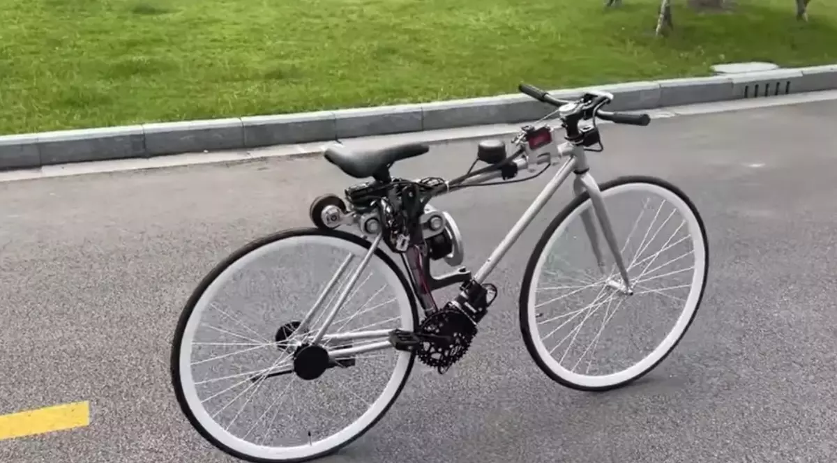 Revoluție pe două roți: bicicleta care își ține echilibrul singură