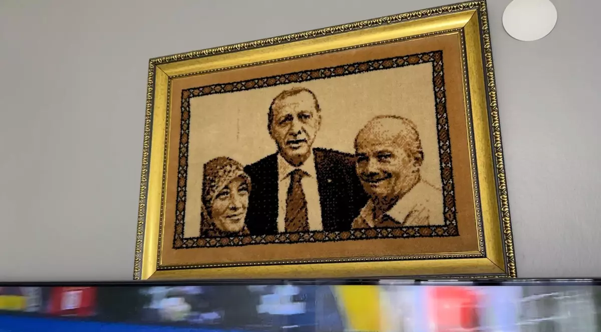 Fotografia cu președintele a fost transformată în broderie. Foto: Carolina Drüten