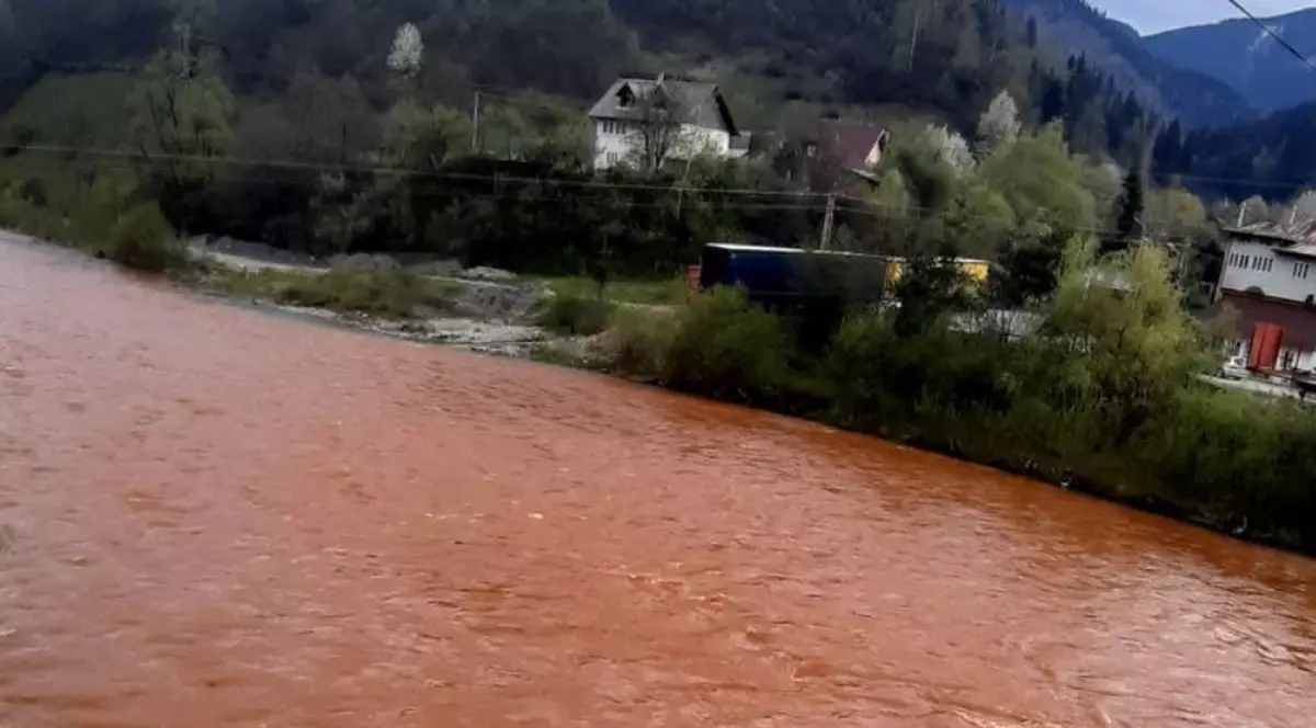 Râul Bistriţa, poluat cu ape de mină. Locuitorii din mai multe zone, avertizaţi prin mesaj Ro-Alert