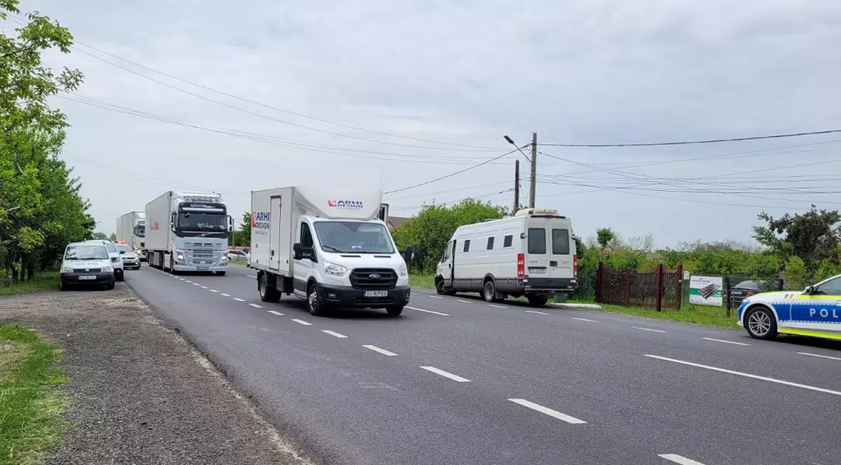 O dubă cu deținuți a intrat pe contrasens și a lovit o mașină de poliție, pe E85, la Poșta Cîlnău, în Buzău