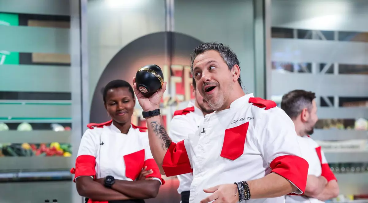 Sorin Bontea dă primul atac la Chefi la cuțite, în ediția din această seară. Decizia lui i-a luat prin surprindere pe ceilalți chefi