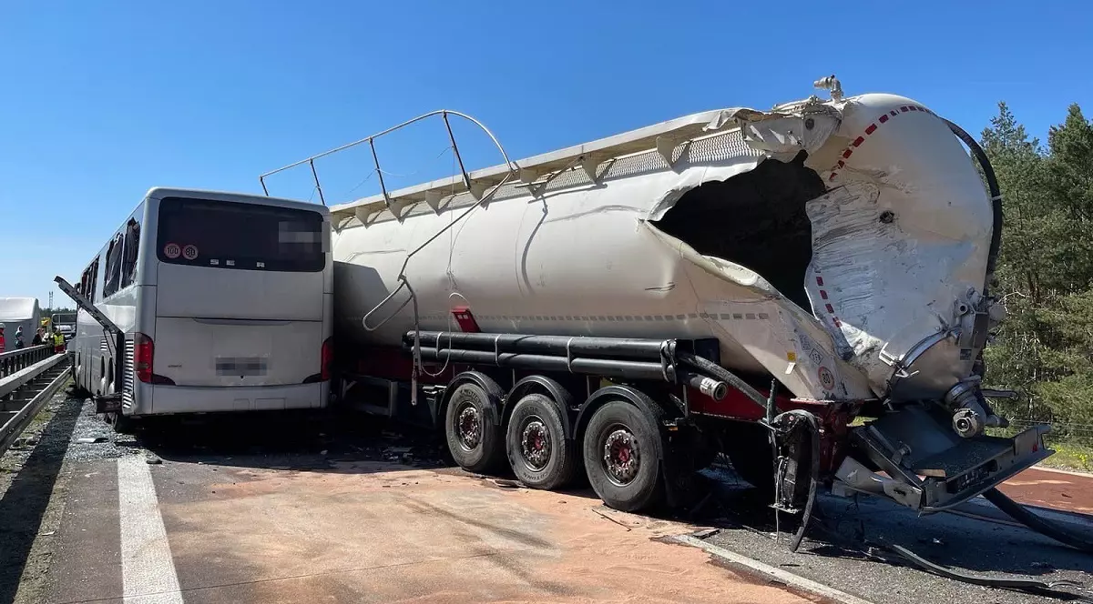 Un autocar plin cu muncitori străini a spart o cisternă, 52 de oameni au ajuns la spital după accidentul din Germania