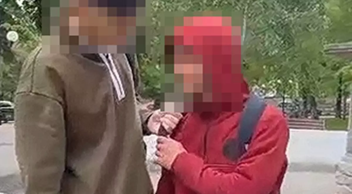 Tânăr de 18 ani din Huşi, surprins când ameninţa cu cuţitul un adolescent de 17 ani. Reacţia Poliţiei