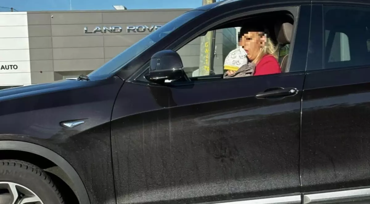 O femeie a fost surprinsă în timp ce conducea cu un copil în brațe, pe DN1: „Ziceți-mi că e un bebe de jucărie”