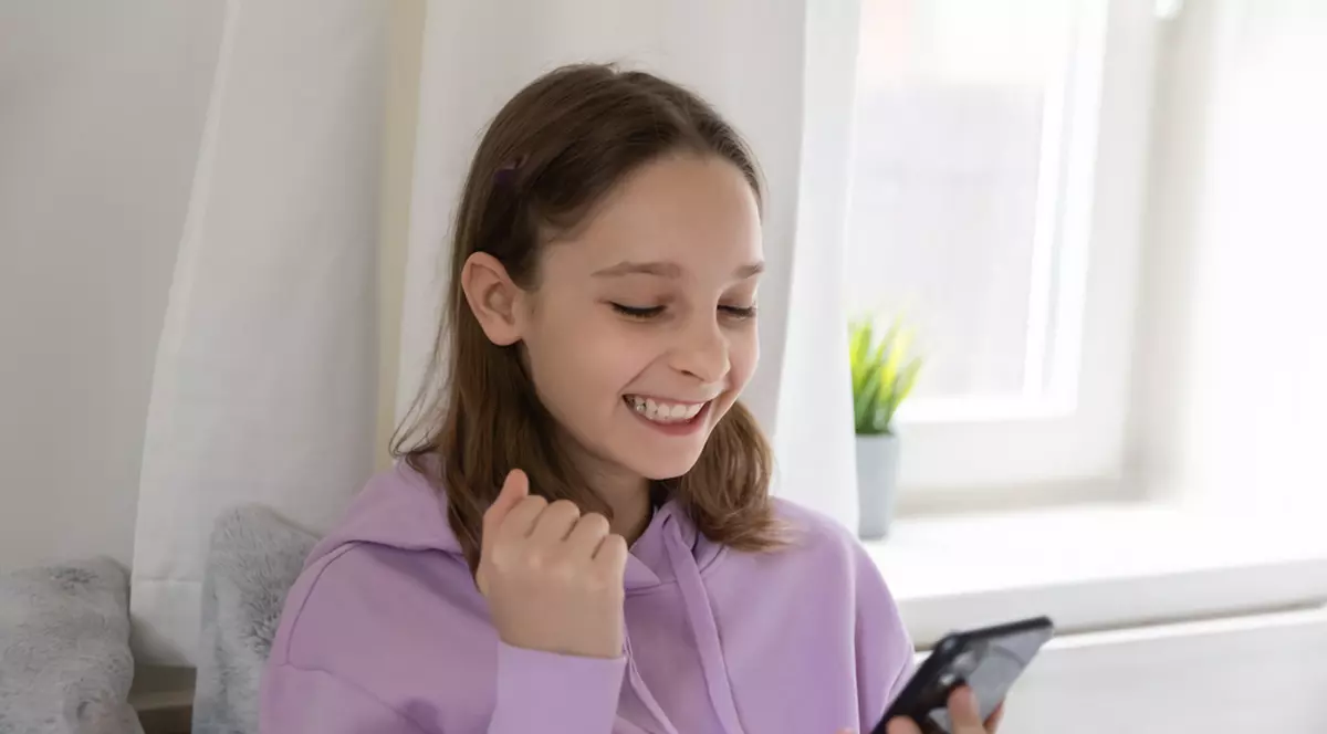 Rezultate Evaluare Națională Suceava 2023 - Imagine cu o elevă care se bucură după ce a văzut rezultatele la examen