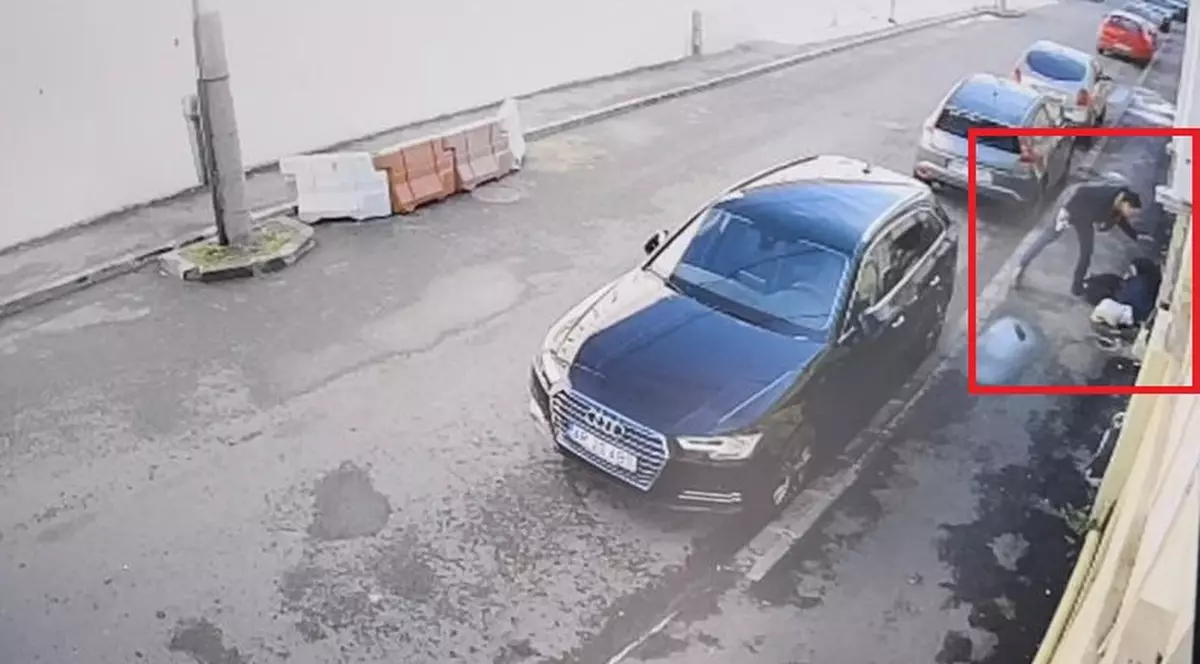 Un polițist din Arad a lovit o femeie de 73 de ani, pe stradă. Scena violentă, surprinsă de camerele de supraveghere