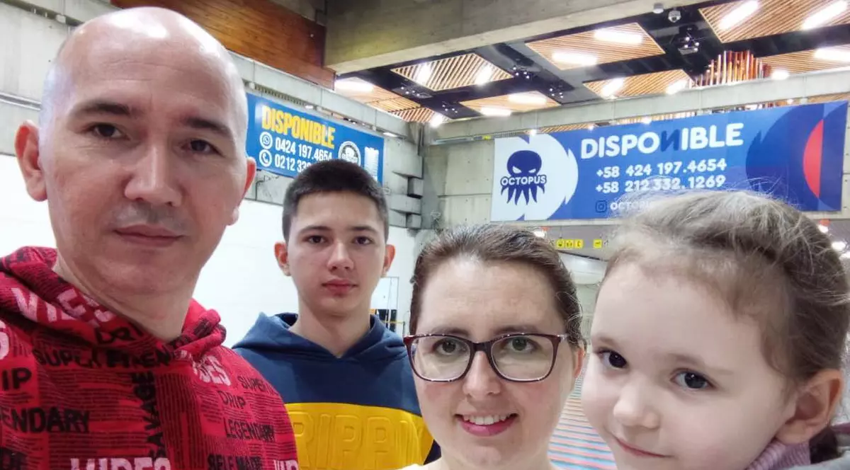 EXCLUSIV. Bucuria întoarcerii acasă pentru o familie care a stat blocată 12 ani în Venezuela, unde salariul minim este sub 8 dolari. „Am scăpat din haos”