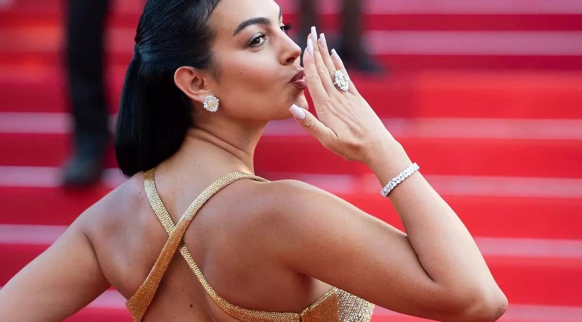 Iubita lui Cristiano Ronaldo, din avionul privat direct pe covorul roșu de la Cannes 2023. Și-a arătat formele într-o rochie de lux