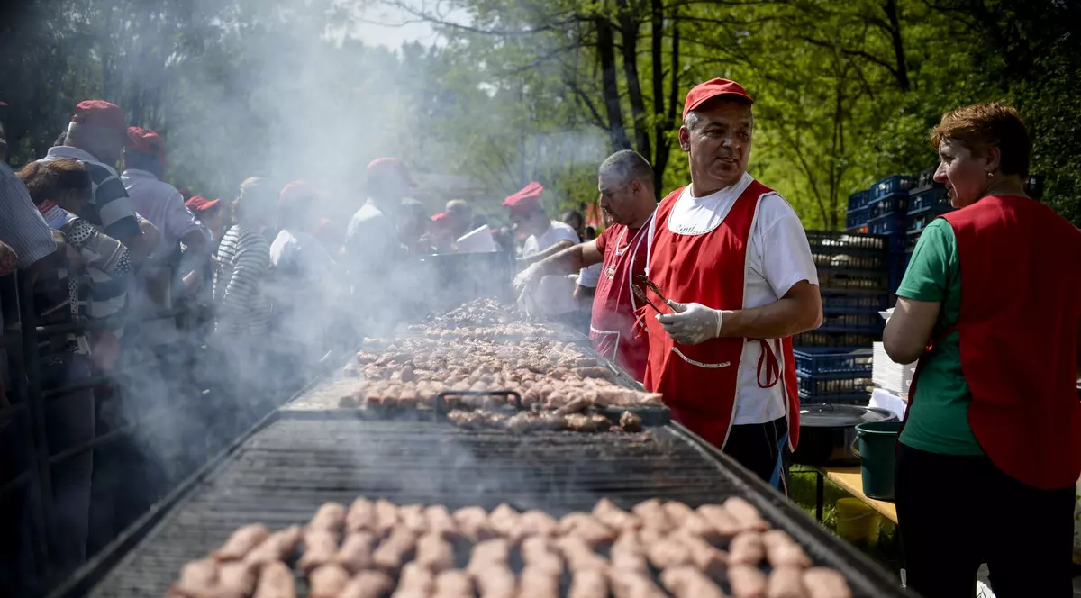 Cum arată coada de 1 Mai, Ziua Mititeilor, la o măcelărie de cartier, descrisă de un scriitor