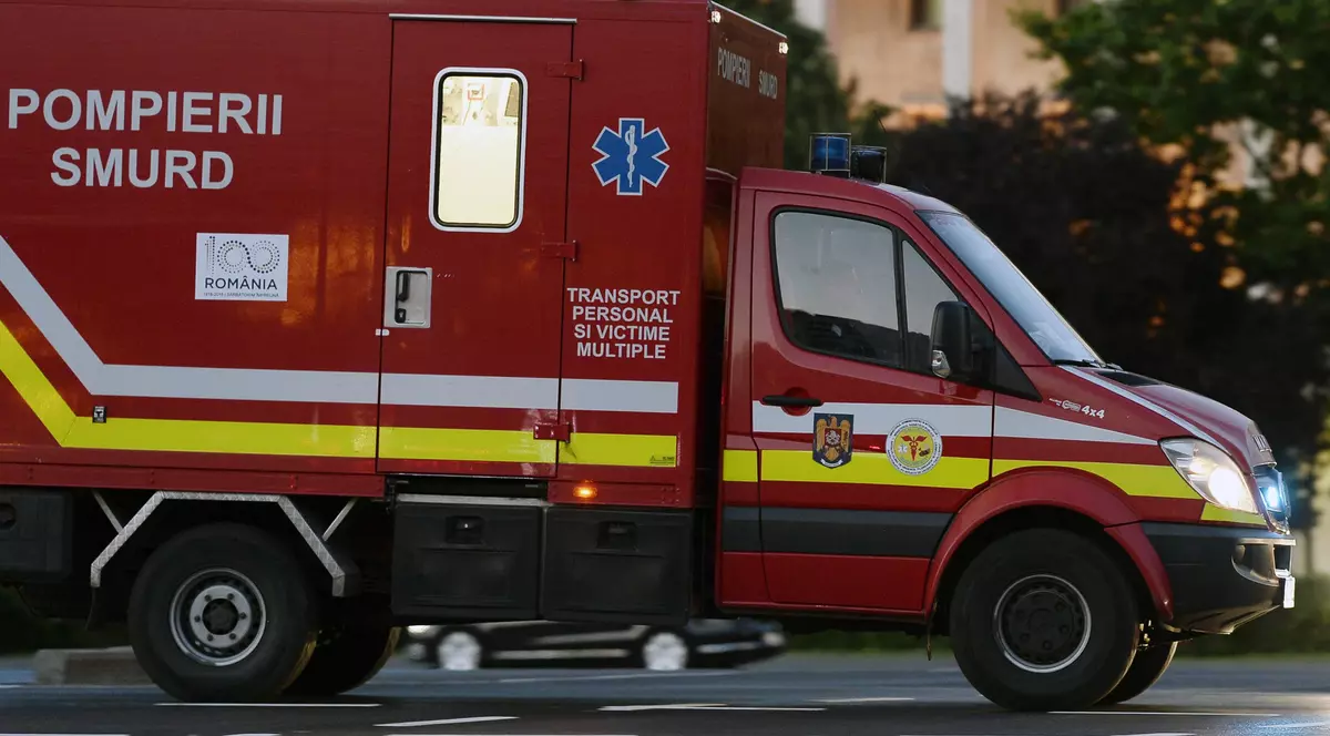 Doi tineri de 28 de ani au murit pe loc după ce au intrat cu motocicleta într-un TIR, în Buzău