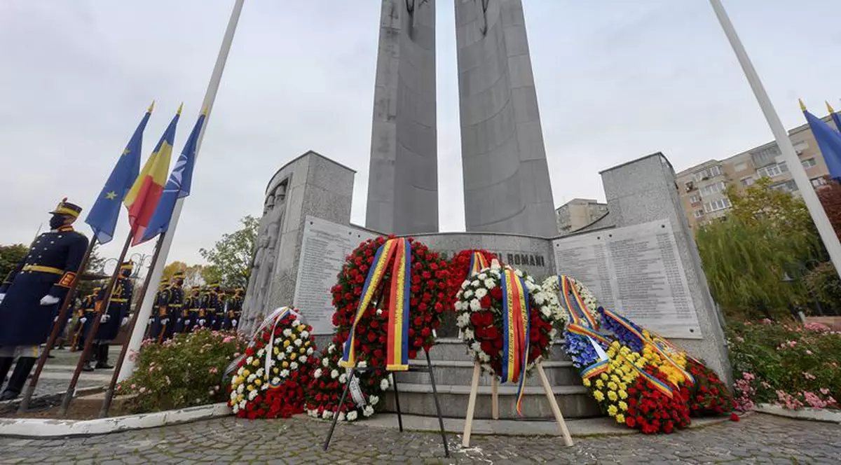 Ceremonii militare și religioase de Ziua Eroilor. Klaus Iohannis și ministrul apărării, prezenți la Sibiu
