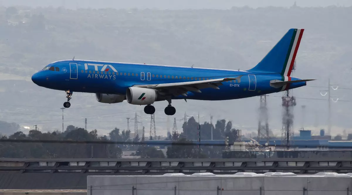 Aeroportul din Catania, Sicilia, redeschis după ce emisiile de cenușă ale vulcanului Etna s-au oprit