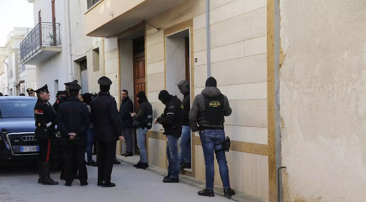 Un român din Italia a fost oprit cu electroșocuri, după ce a amenințat că-și va arunca fetița de un an pe fereastră