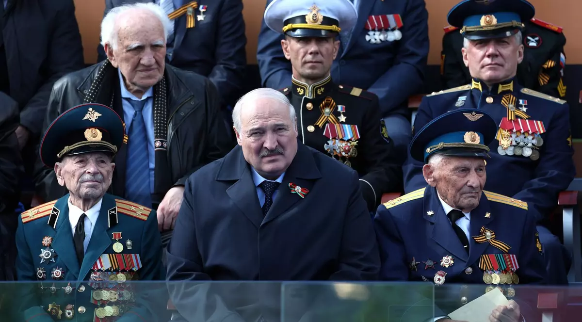 Lukașenco s-a simțit rău în timpul paradei de la Moscova și nu a mai rămas la dineul de la Kremlin - presă