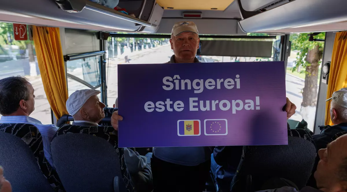 REPORTAJ. Marșul moldovenilor spre Vest a trecut peste șoselele pavate de sovietici. Libertatea a mers cu un autocar cu manifestanți spre piața din Chișinău în care 80.000 de oameni au strigat că vor în Europa