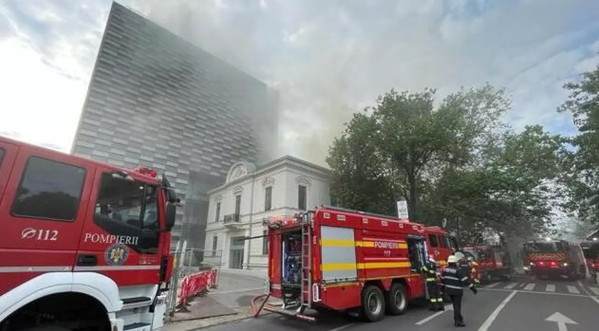 Incendiu în București, la o clădire de pe Calea Dorobanți. ISU a trimis 11 autospeciale de stingere