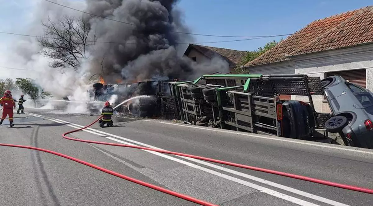 Un TIR care transporta mașini noi s-a răsturnat și a luat foc, în Hunedoara. Toate autoturismele au fost distruse