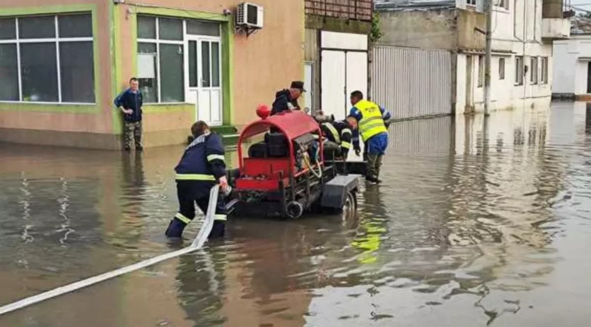 Zeci de locuinţe au fost inundate în Galaţi şi Timişoara, după ploile torenţiale