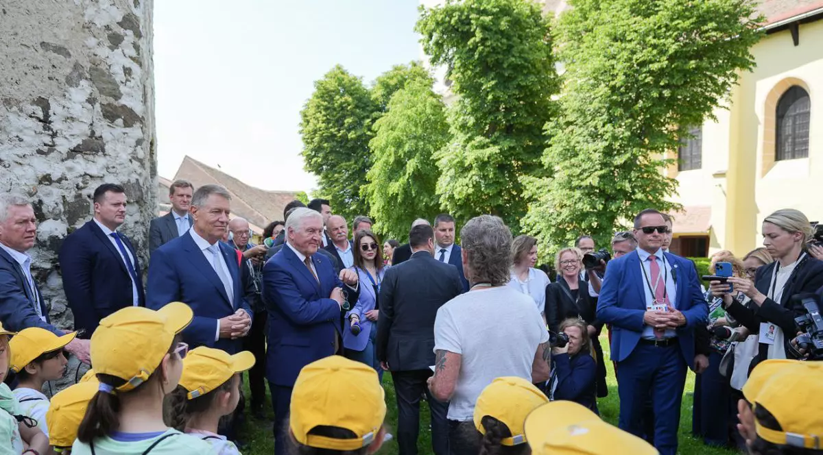 „O lume minunată” pentru Klaus Iohannis. Președintele, întâmpinat de un cor de copii la Sibiu - VIDEO