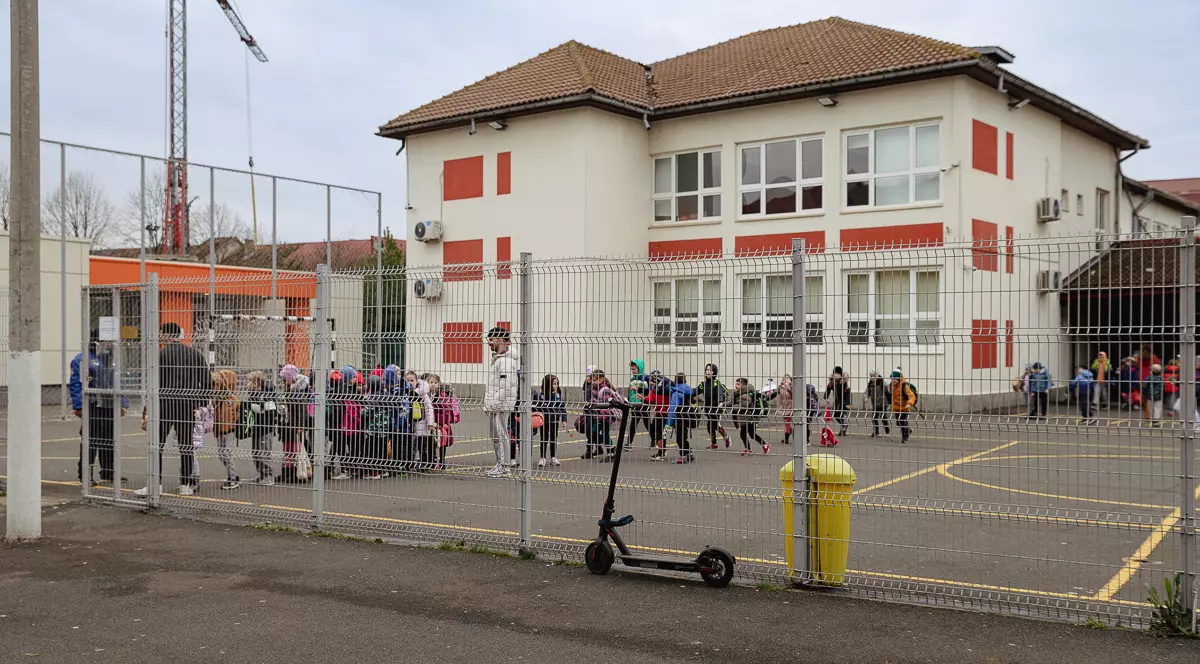 Noua lege a educației interzice orarul în trei schimburi. Cum afectează asta școlile aglomerate, precum cea din Otopeni