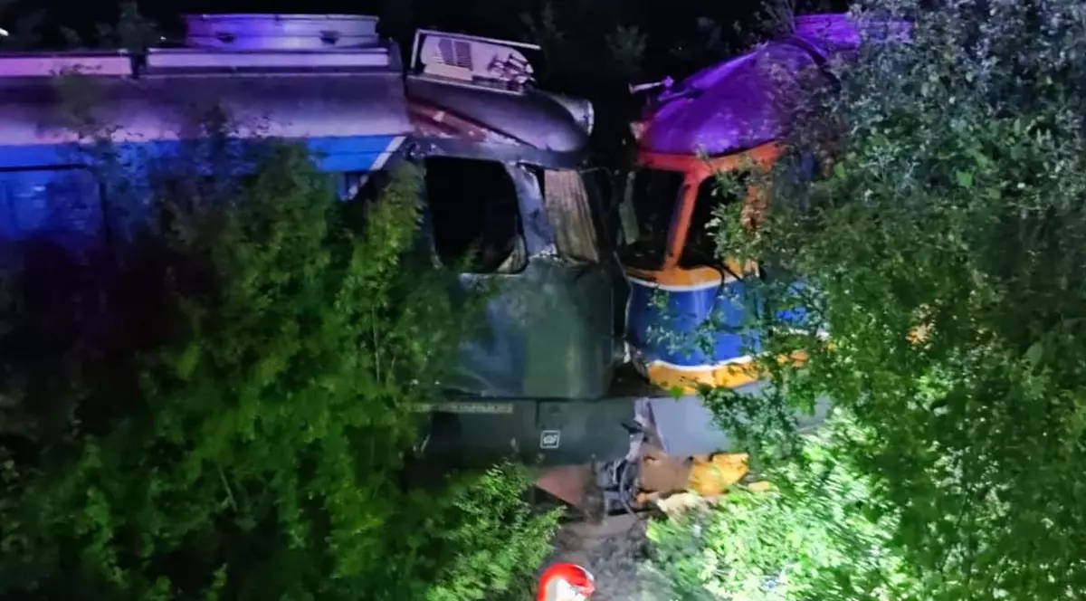 Două locomotive s-au ciocnit lângă gara Toporu, în Giurgiu. Mecanicii au ajuns la spital, unul dintre ei era băut