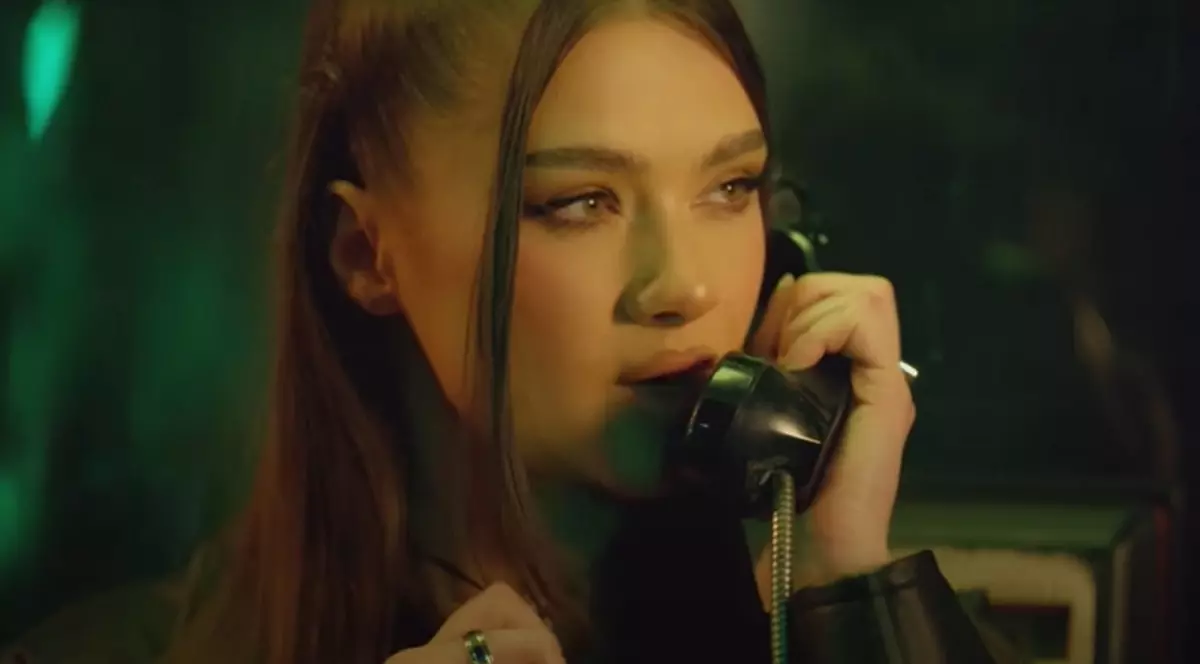 Cine e Misha Miller, cântăreața care domină topurile din România cu melodia „BAM BAM”