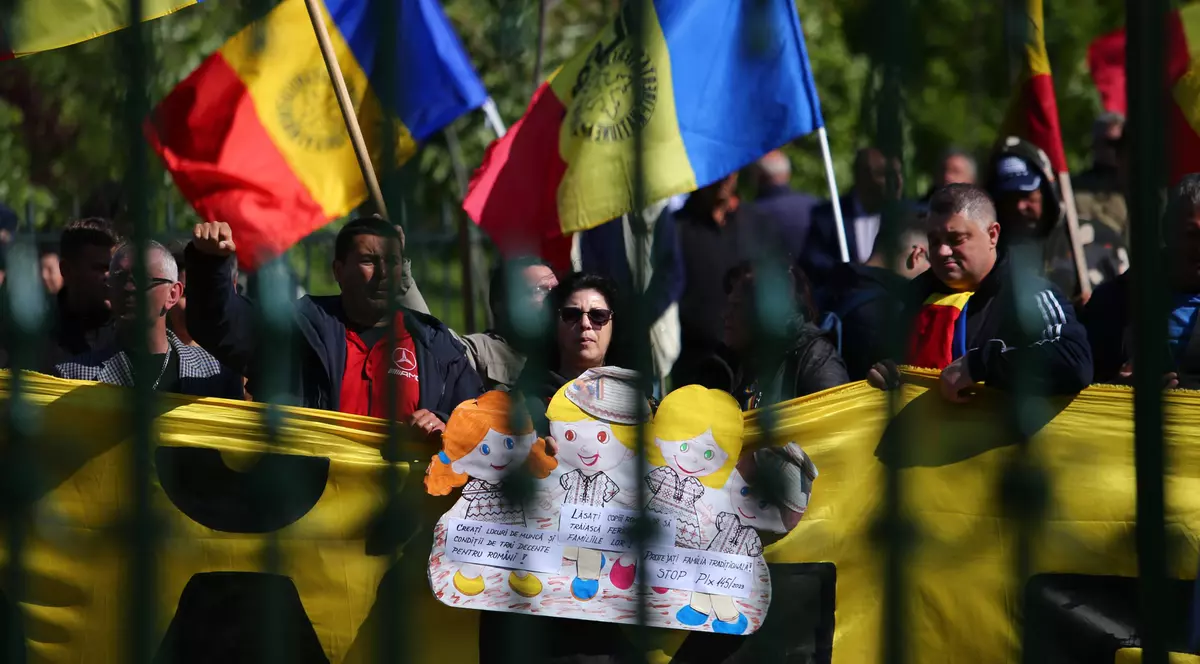 Bătălia electorală dusă de AUR cu propagandă și informații false. Ce prevede, de fapt, legea despre care George Simion spune că „va vinde copiii”