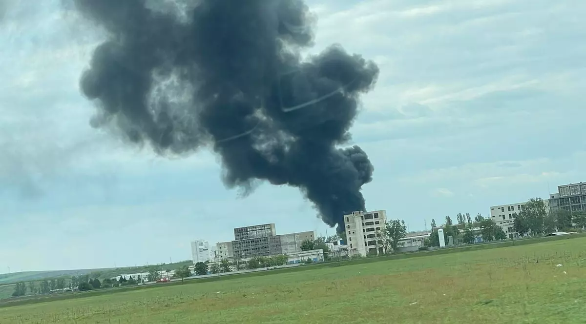 Incendiu cu degajări mari de fum, după ce deşeuri depozitate pe platforma de la Săvinești au luat foc. Intervin 16 autospeciale de pompieri