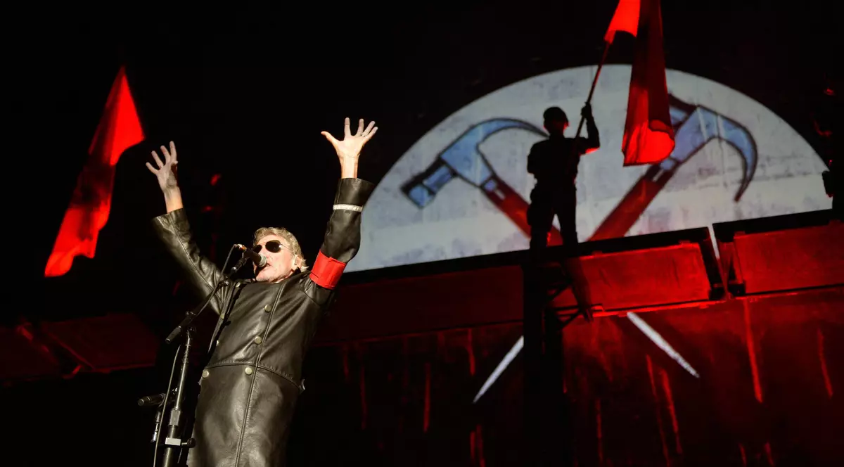 Roger Waters, anchetat de poliția germană pentru incitare la ură, după ce a purtat la un concert din Berlin o uniformă nazistă