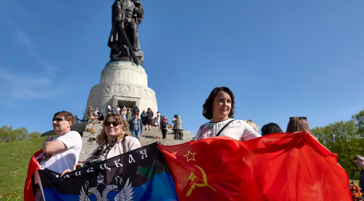 Drapelele ruse şi sovietice, interzise la ceremoniile de 9 mai din Berlin. Nu și cele ucrainene