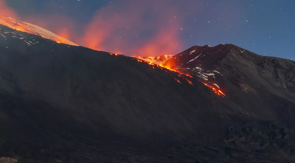 Toate zborurile de pe aeroportul din Catania, anulate de erupția vulcanului Etna. Cenușa vulcanică a ajuns pe pistă